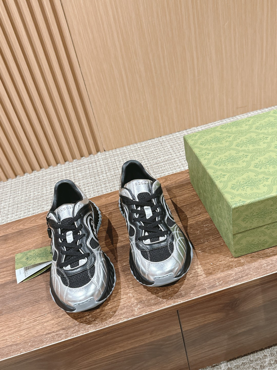 ua G*u*i ripple sneaker
