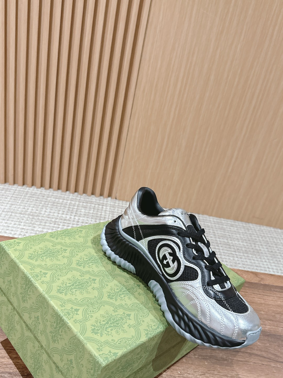 ua G*u*i ripple sneaker