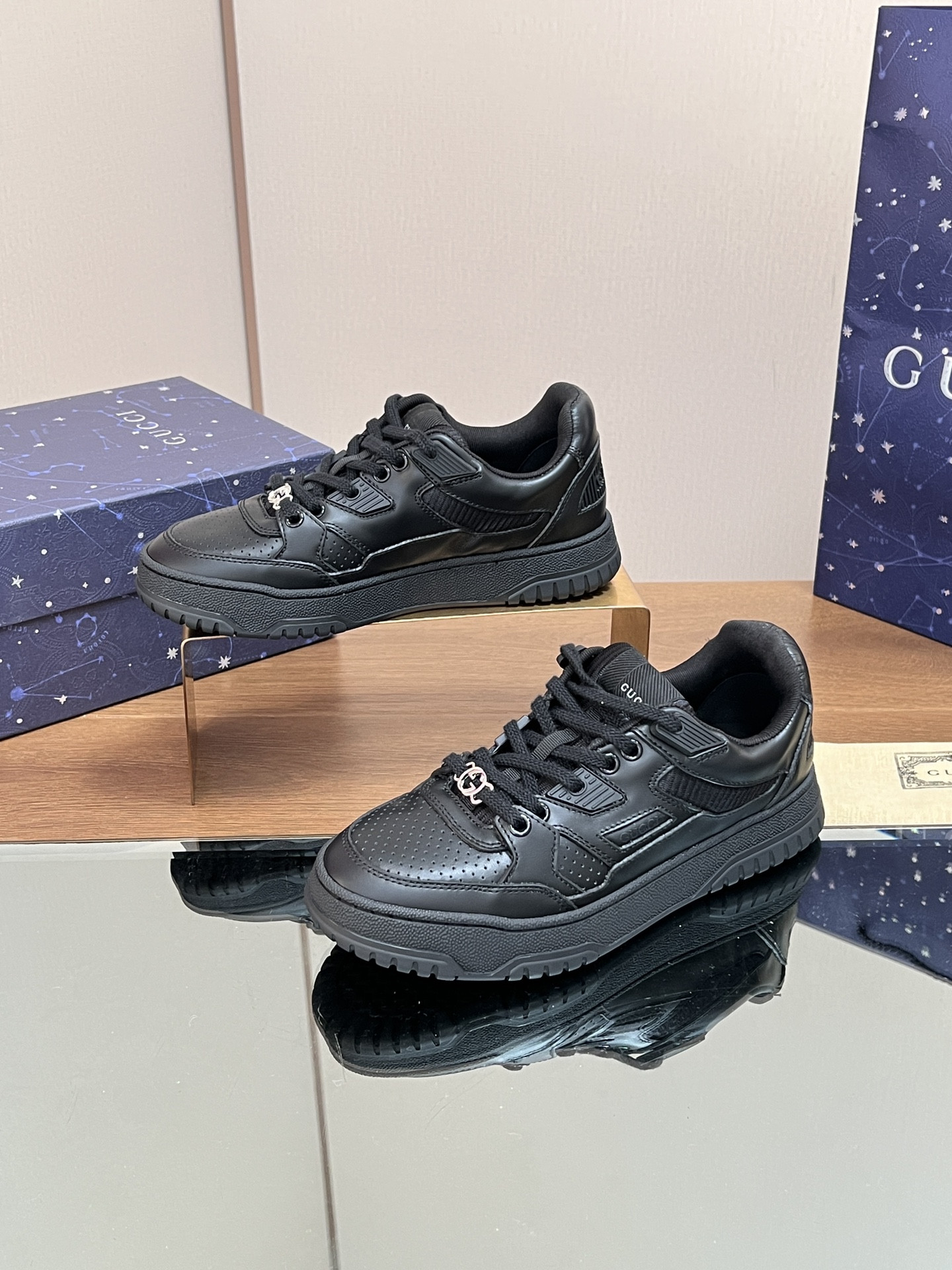 ua G*u*i low-top sneaker