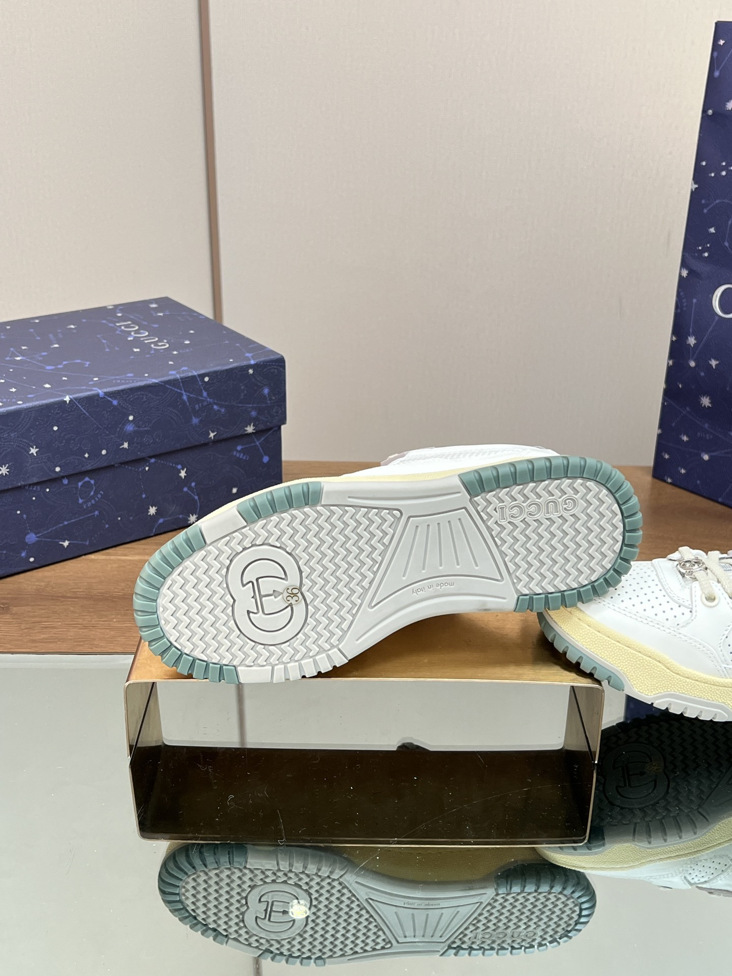 ua G*u*i low-top sneaker
