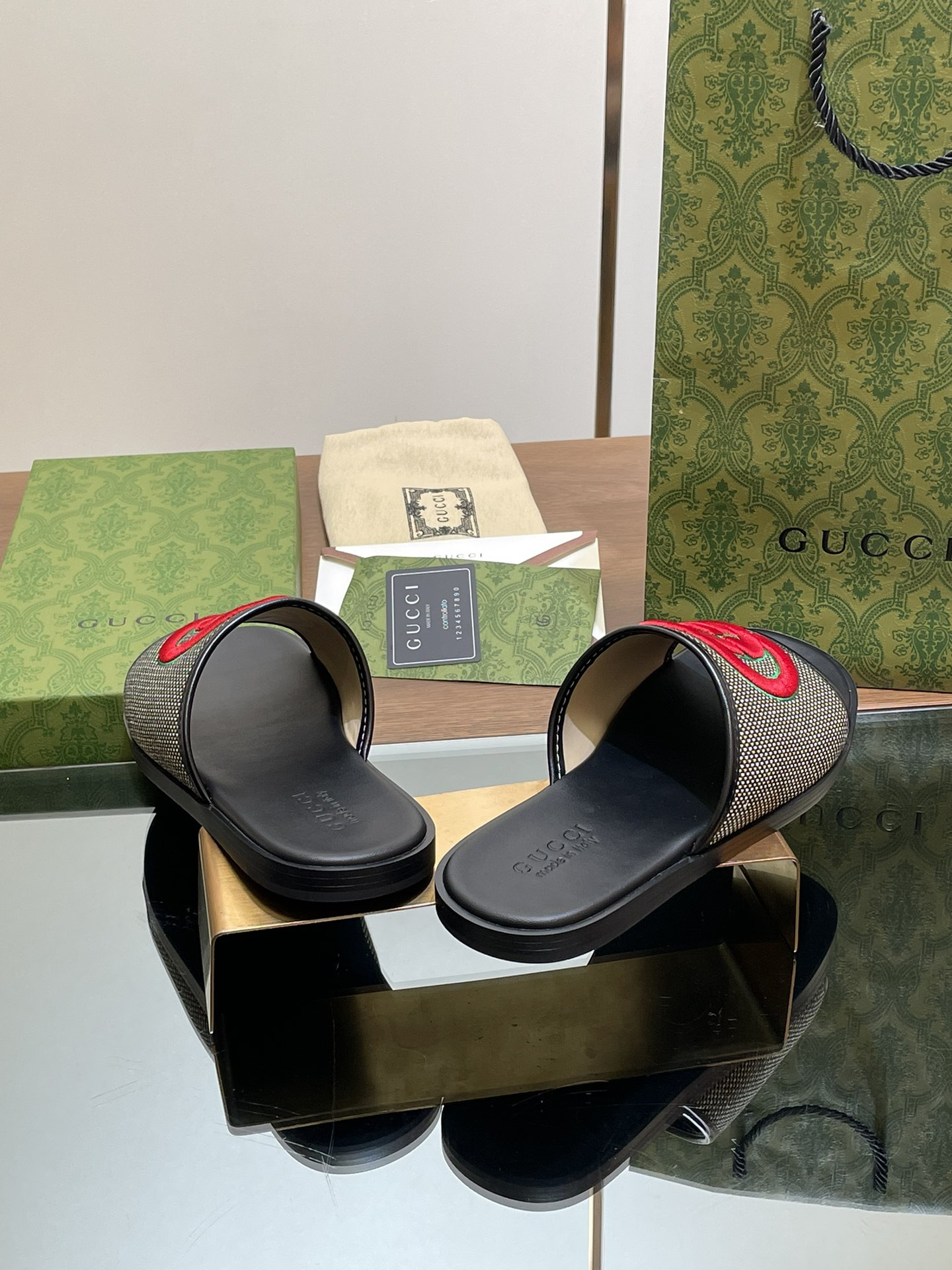 ua G*u*i interlocking g slide sandal
