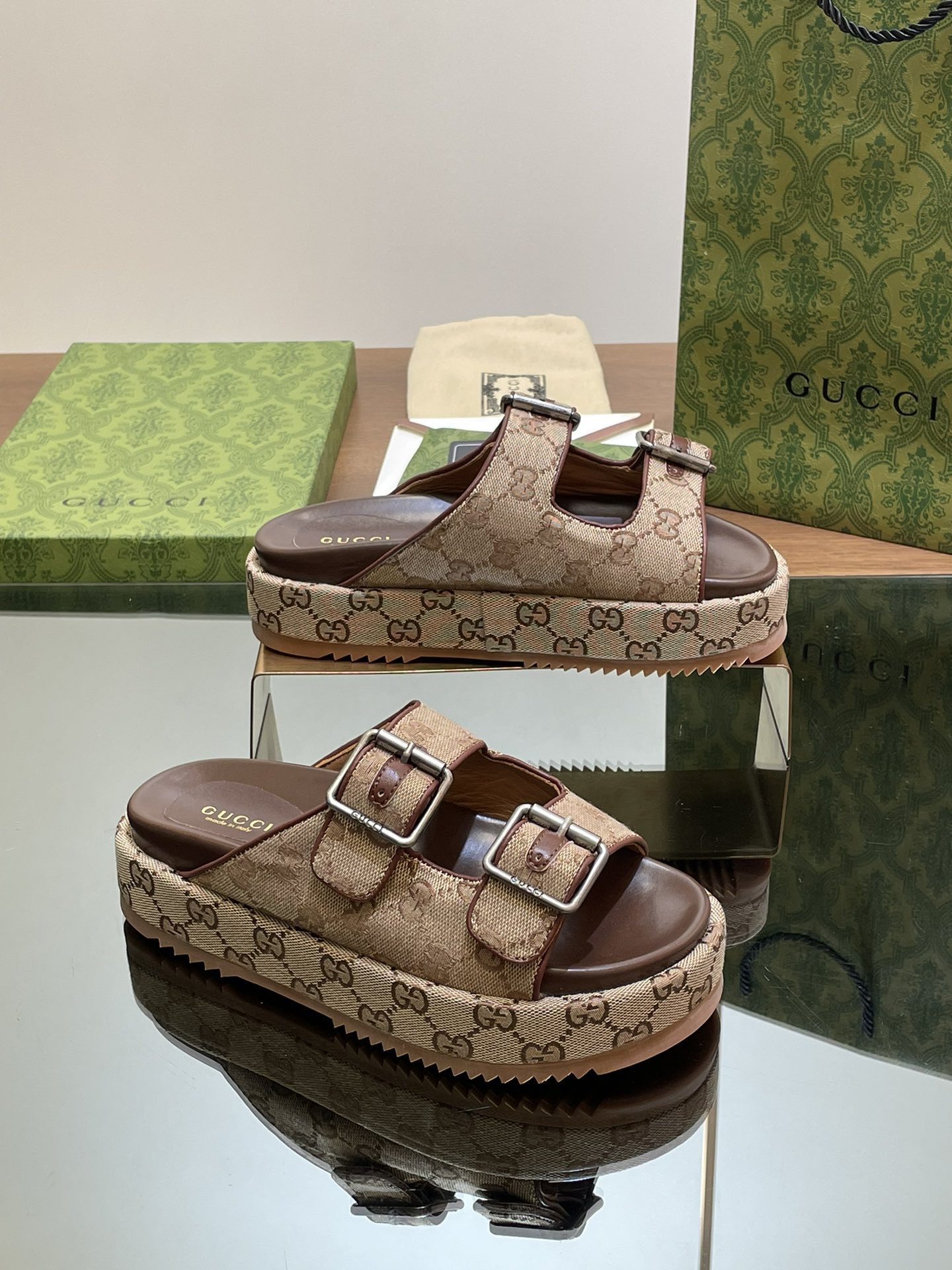 ua G*u*i  sandal with double g