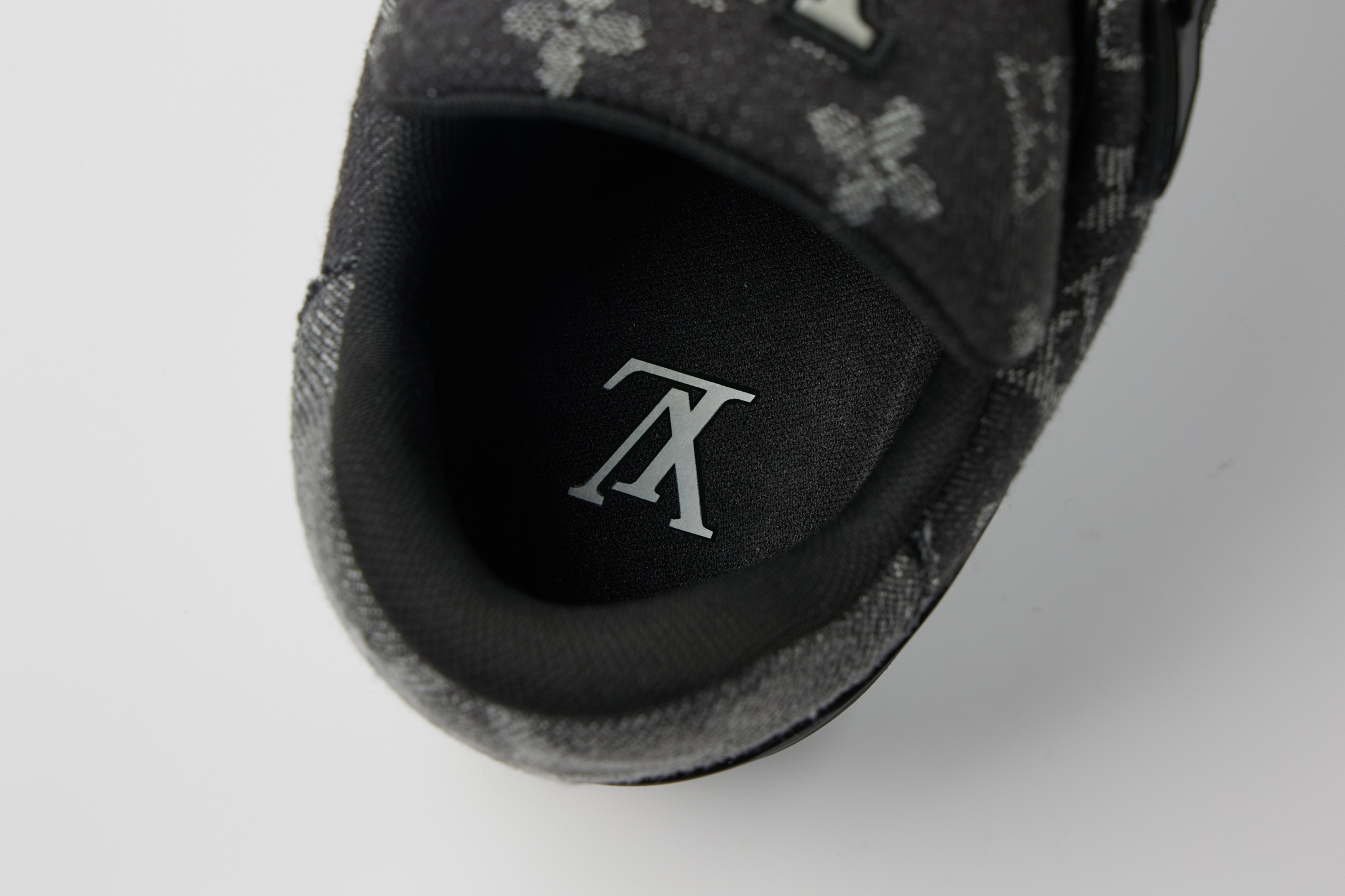 UA LV Trainer Sneaker