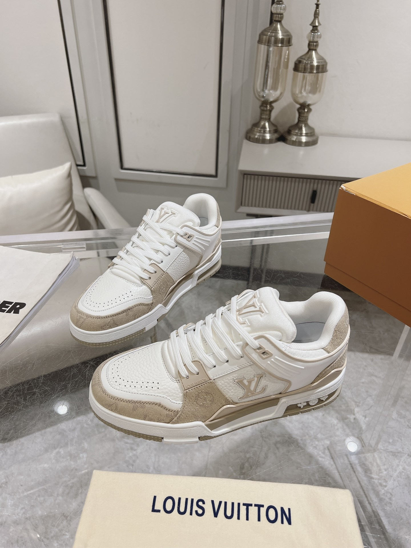 UA LV Trainer Sneaker