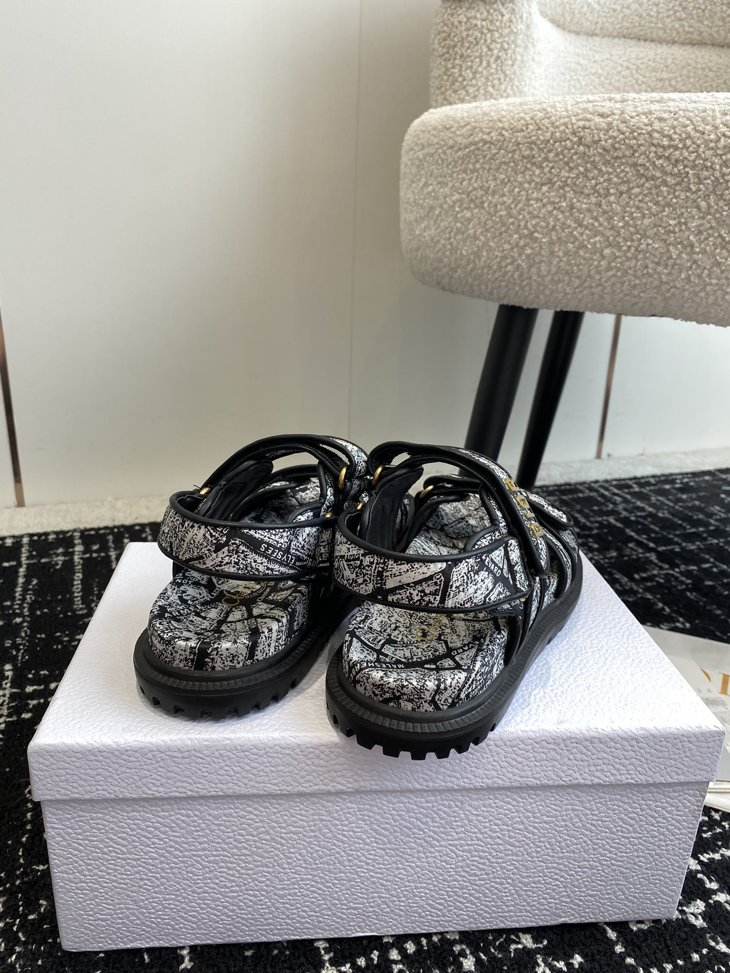 ua D*oract sandal