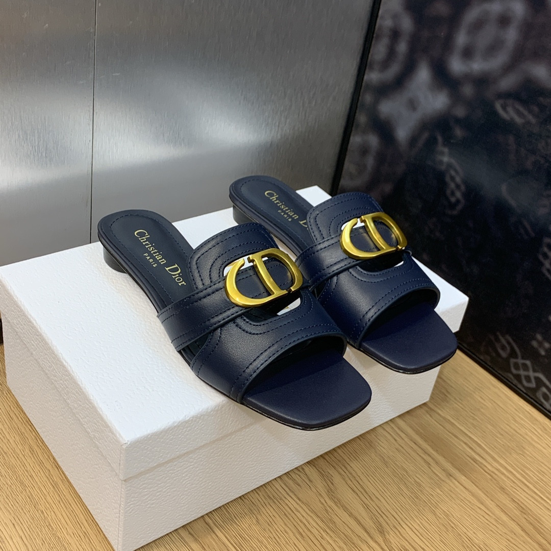 ua D*or 30 montaigne slide