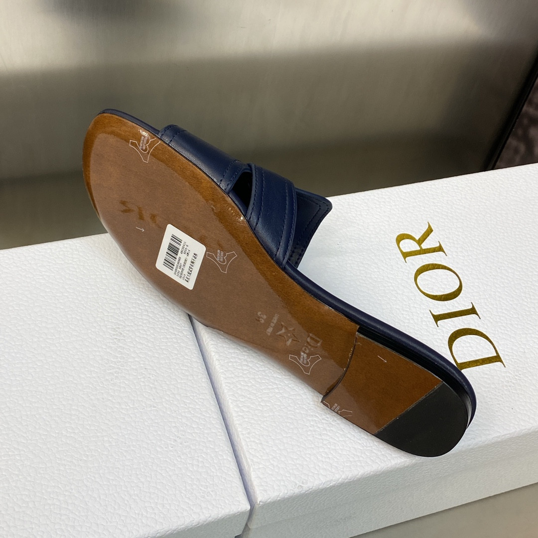ua D*or 30 montaigne slide