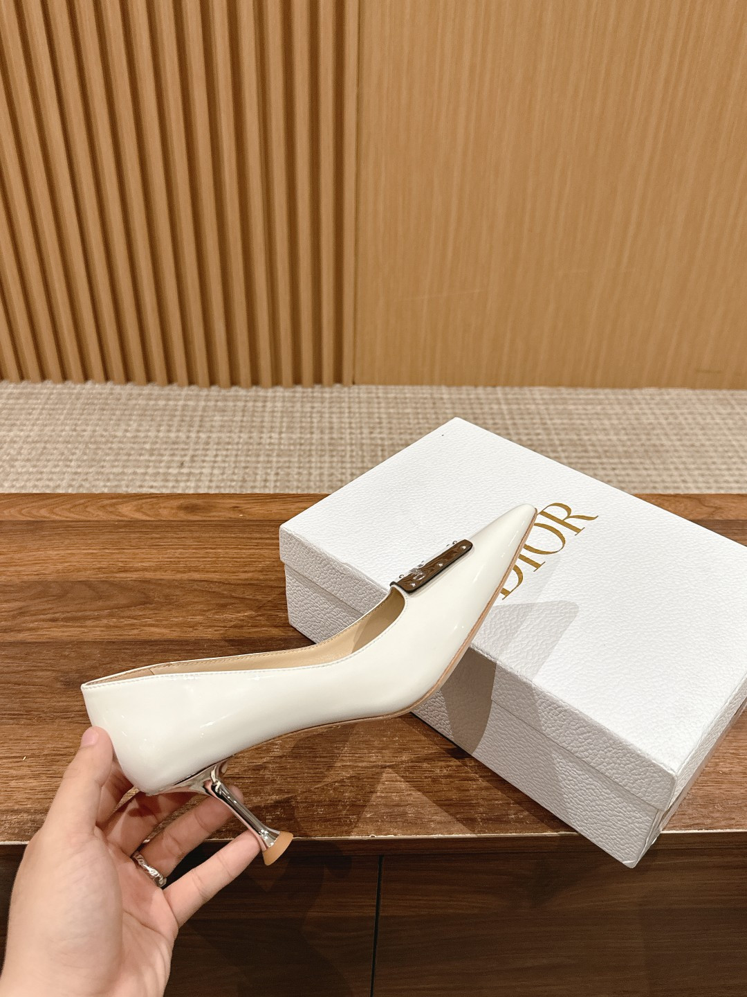 ua ch**an D*or la parusienne pump