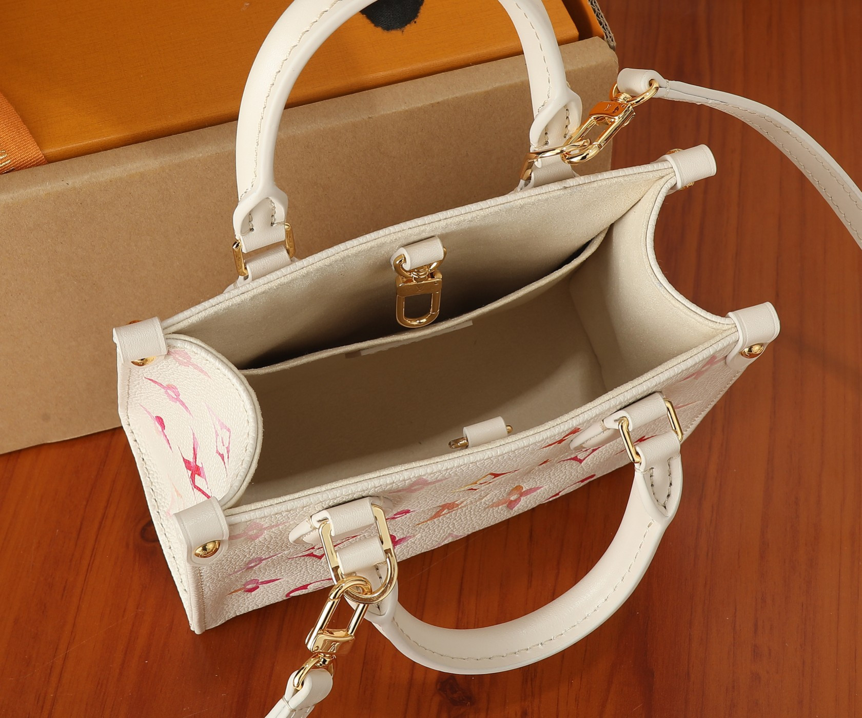 LV OnTheGo BB M47115  7.1 x 5.9 x 3.3 in