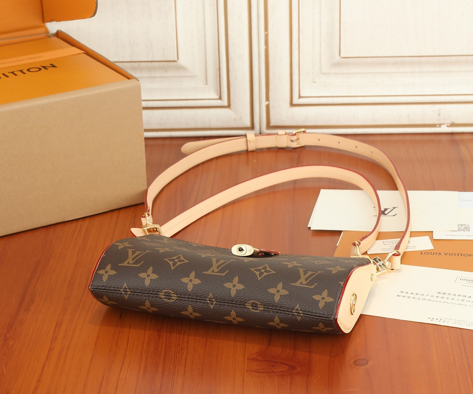 LV Pochette Tirette M12859  8.7 x 4.7 x 2.2 in