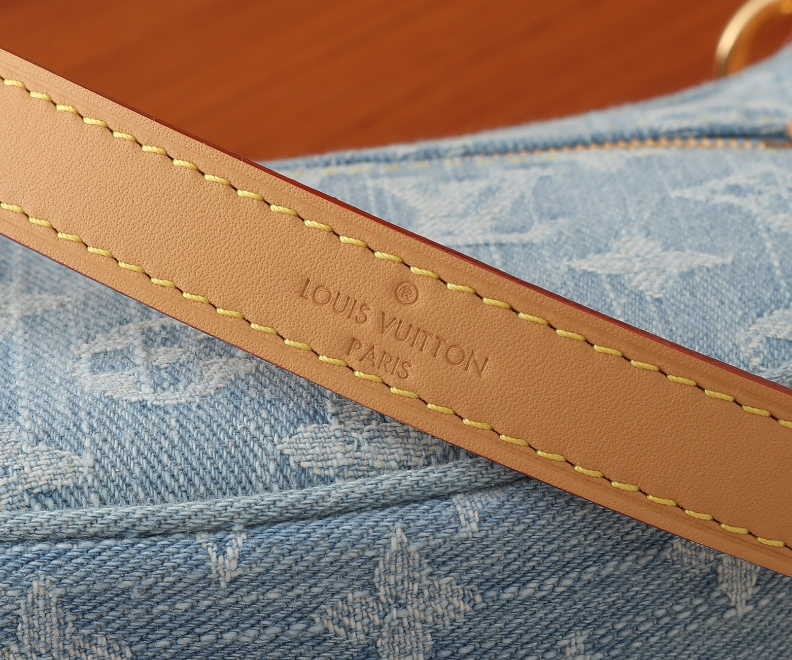LV Loop M24846 9.1 x 5.1 x 2.4 inches