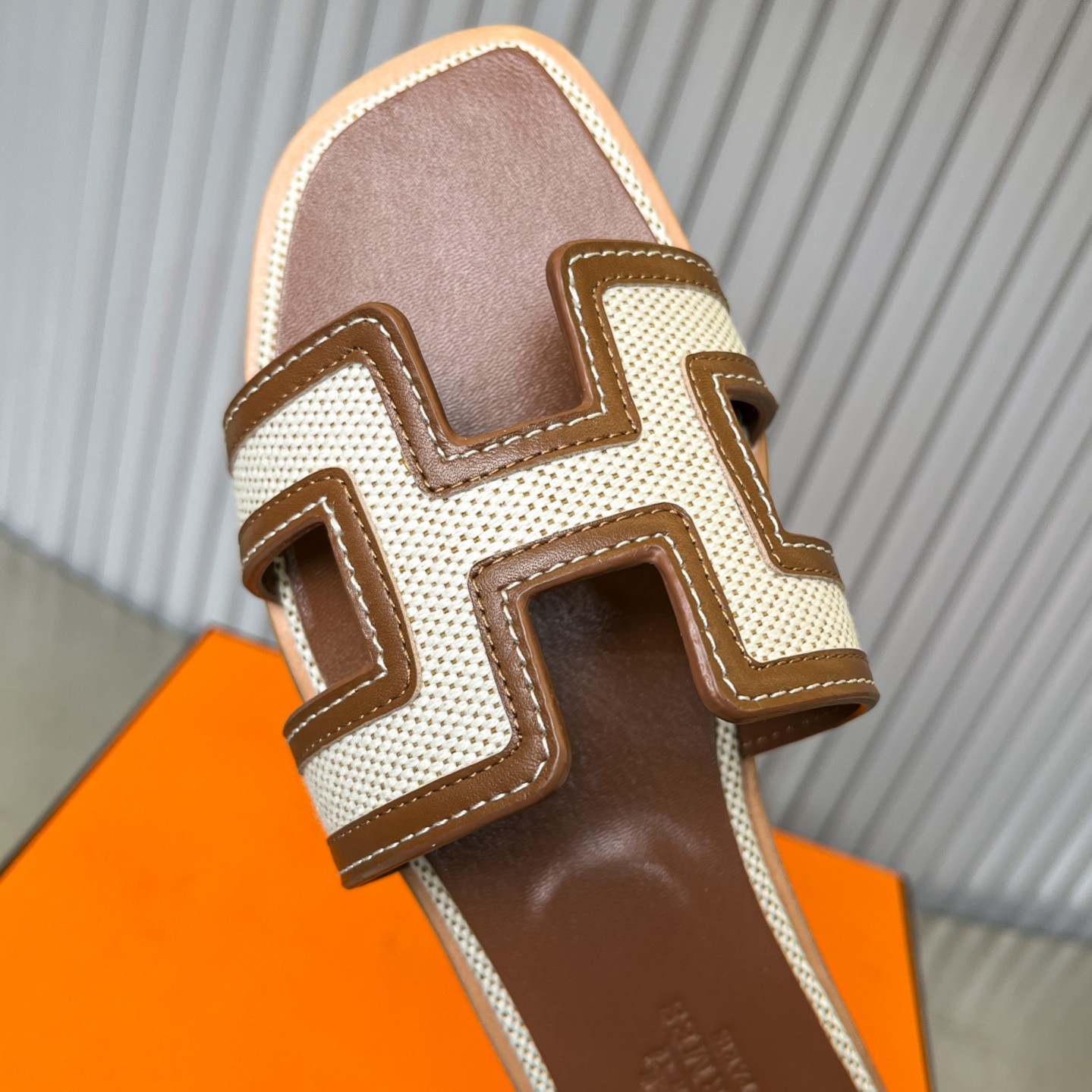 ua H**me5 oran sandal
