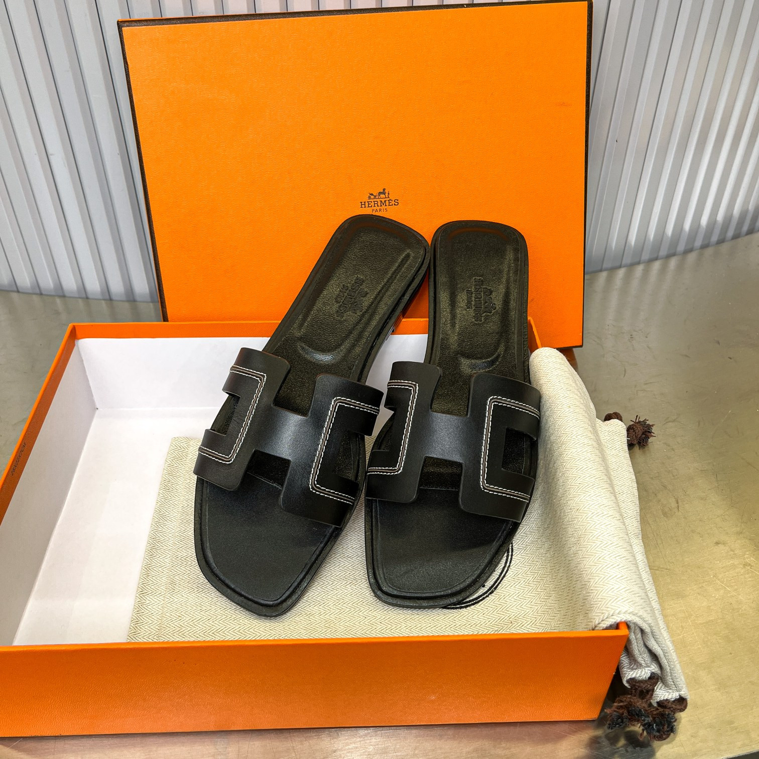 ua H**me5 oran sandal