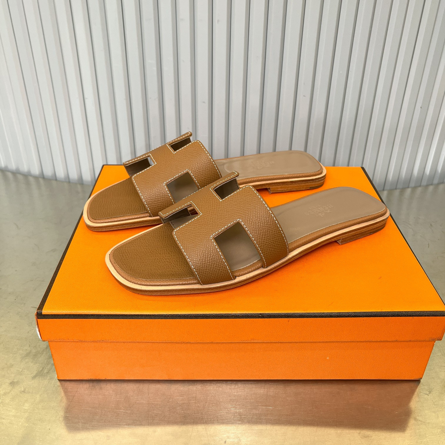 ua H**me5 oran sandal