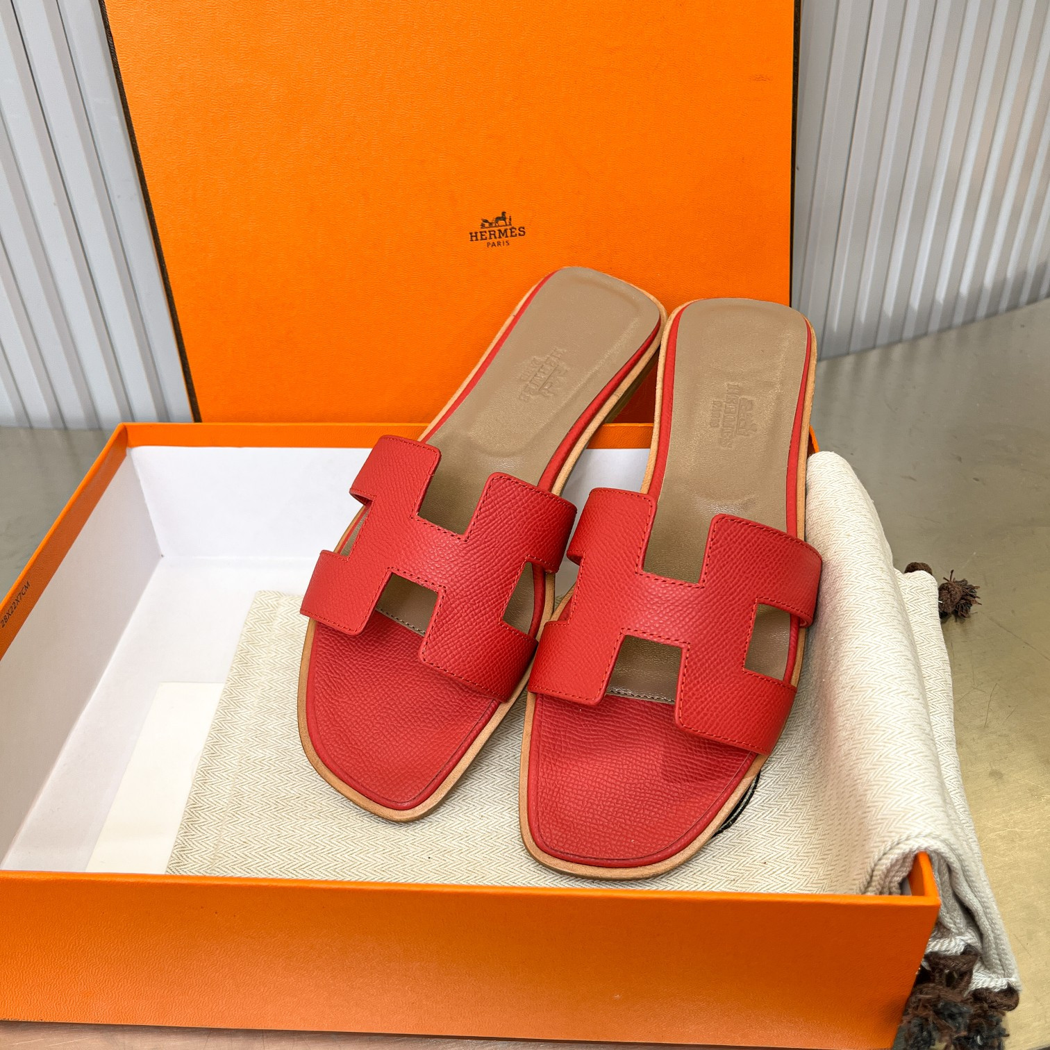 ua H**me5 oran sandal
