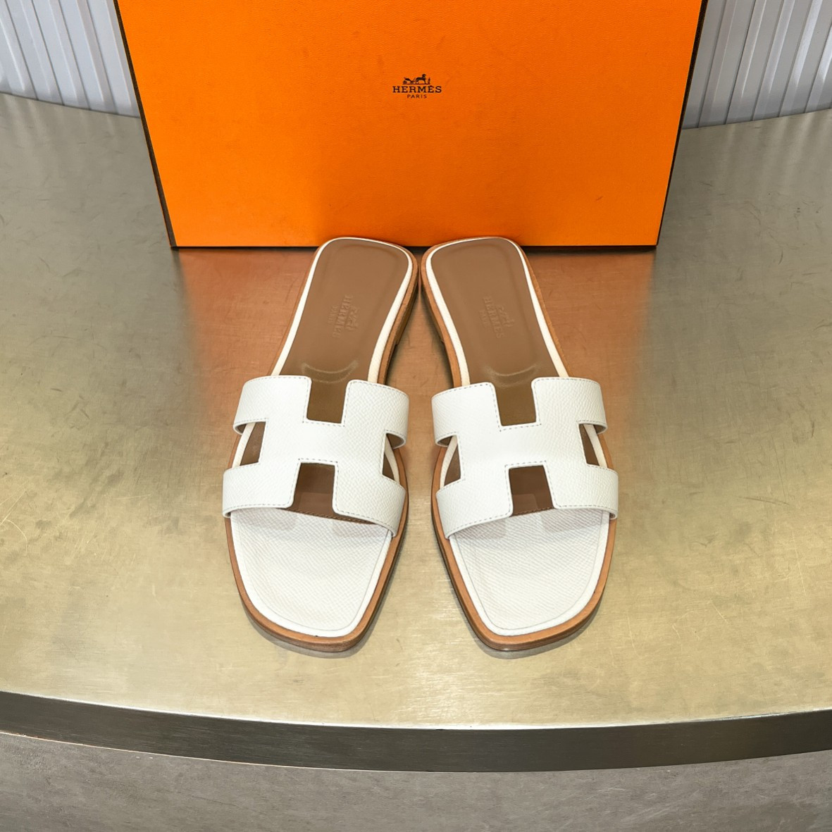 ua H**me5 oran sandal