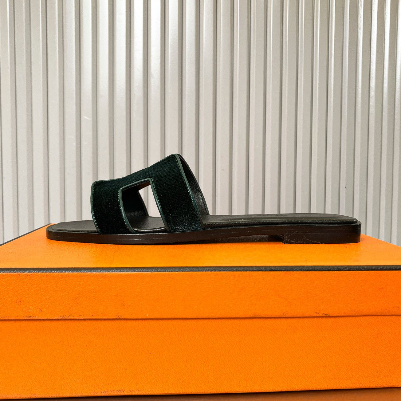ua H**me5 oran sandal