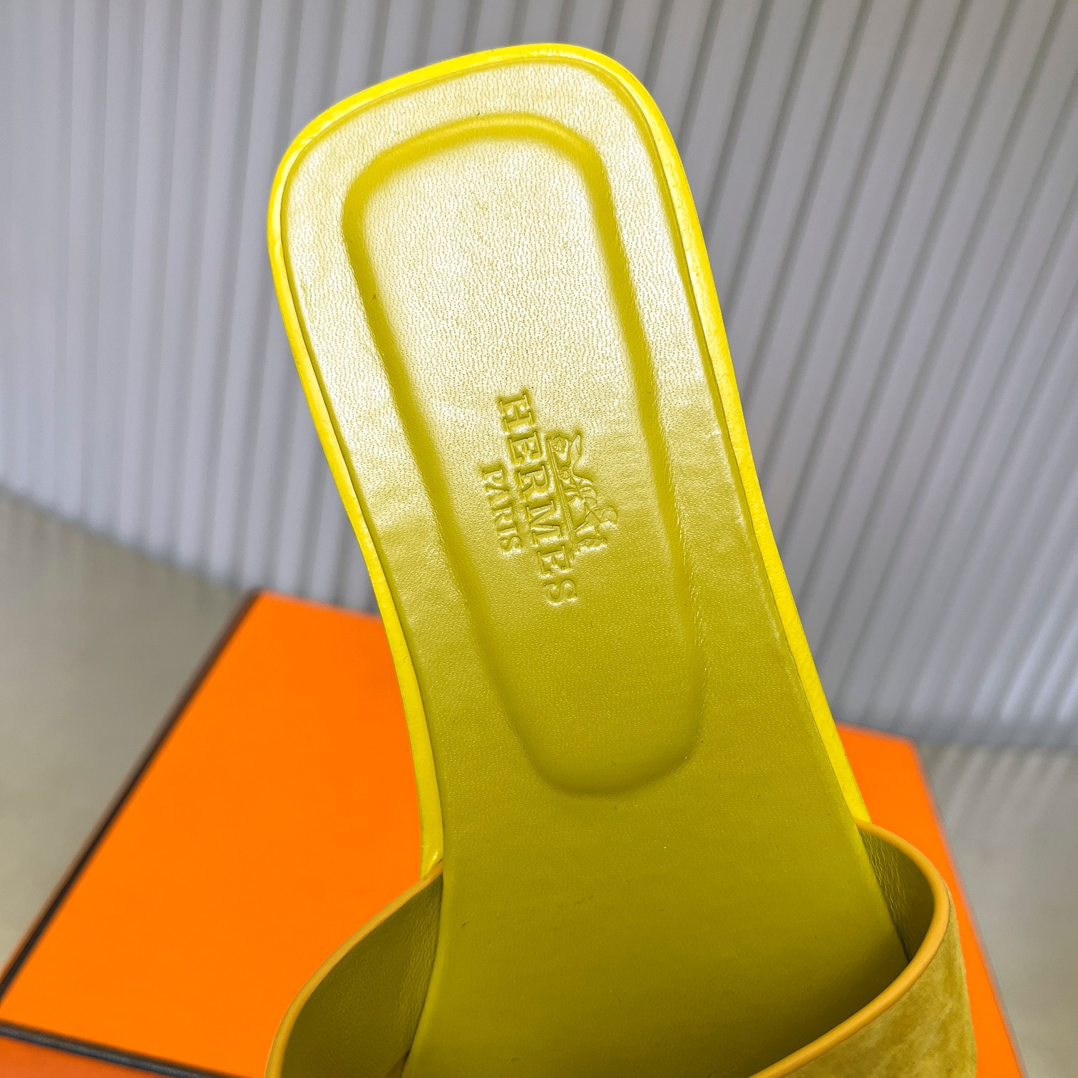 ua H**me5 oran sandal
