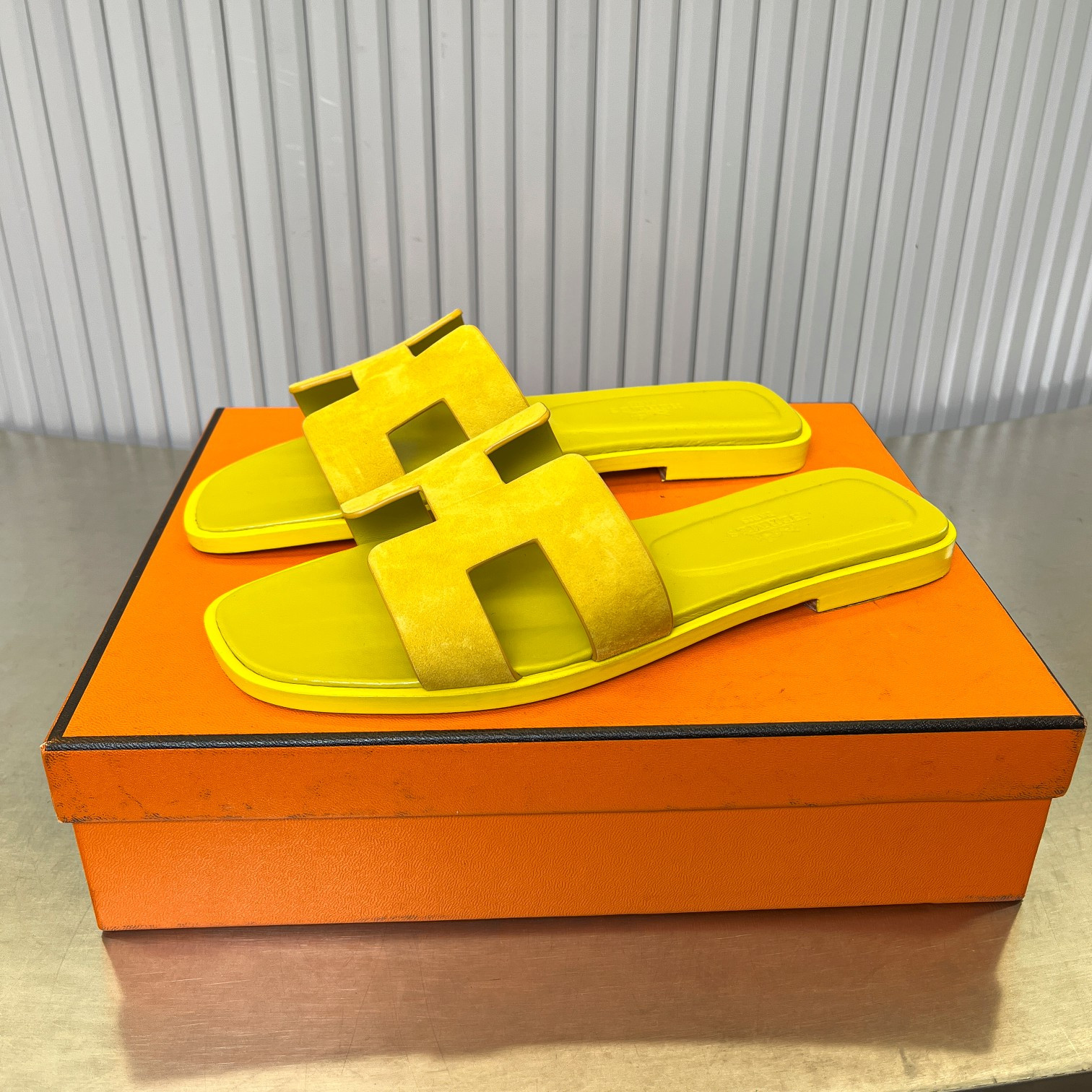 ua H**me5 oran sandal