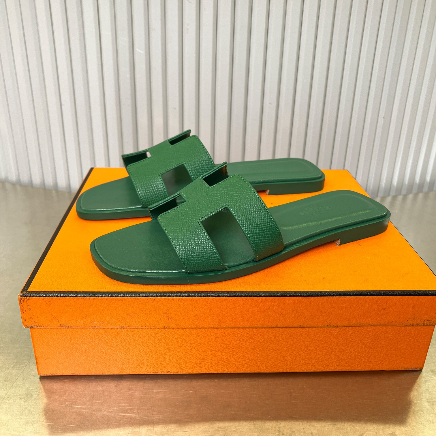 ua H**me5 oran sandal