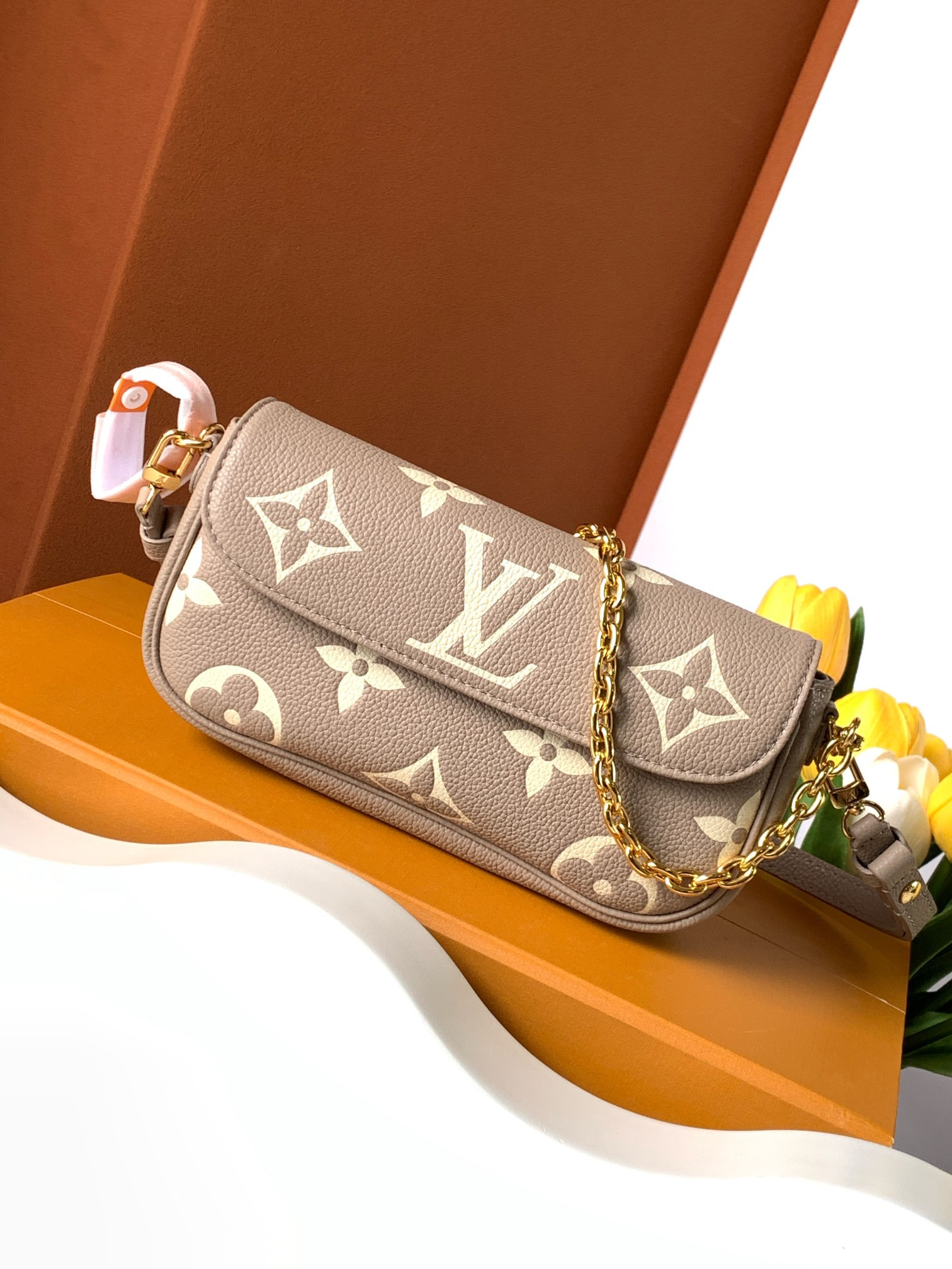 LV Wallet On Chain Ivy  M82211 9.3 x 4.7 x 1.7 inches
