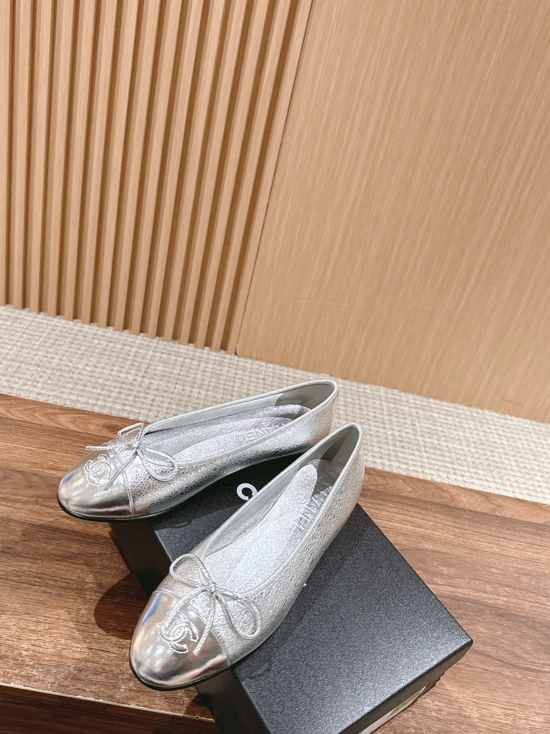 ua Ch*el ballet flats