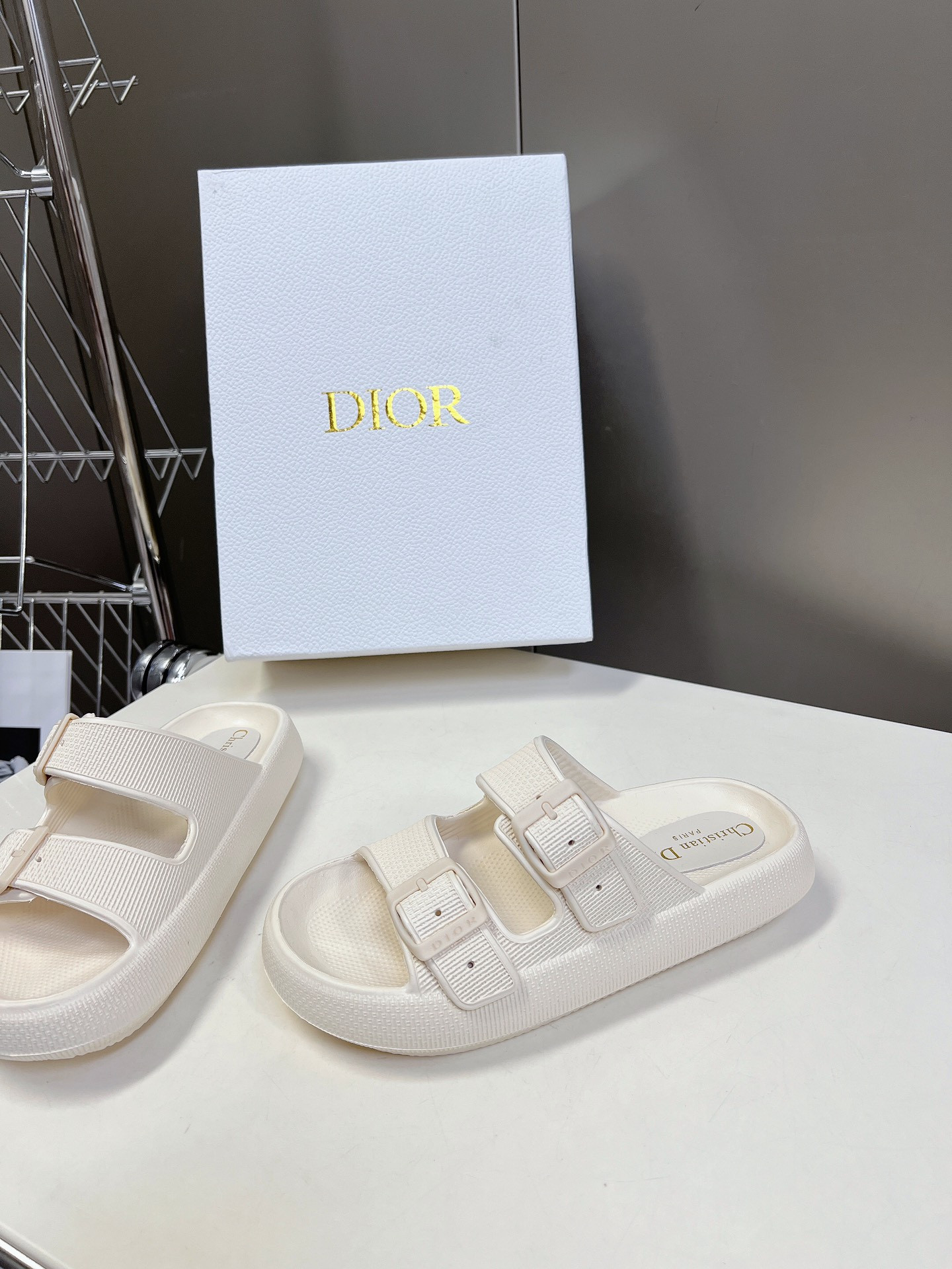 ua D*or slide