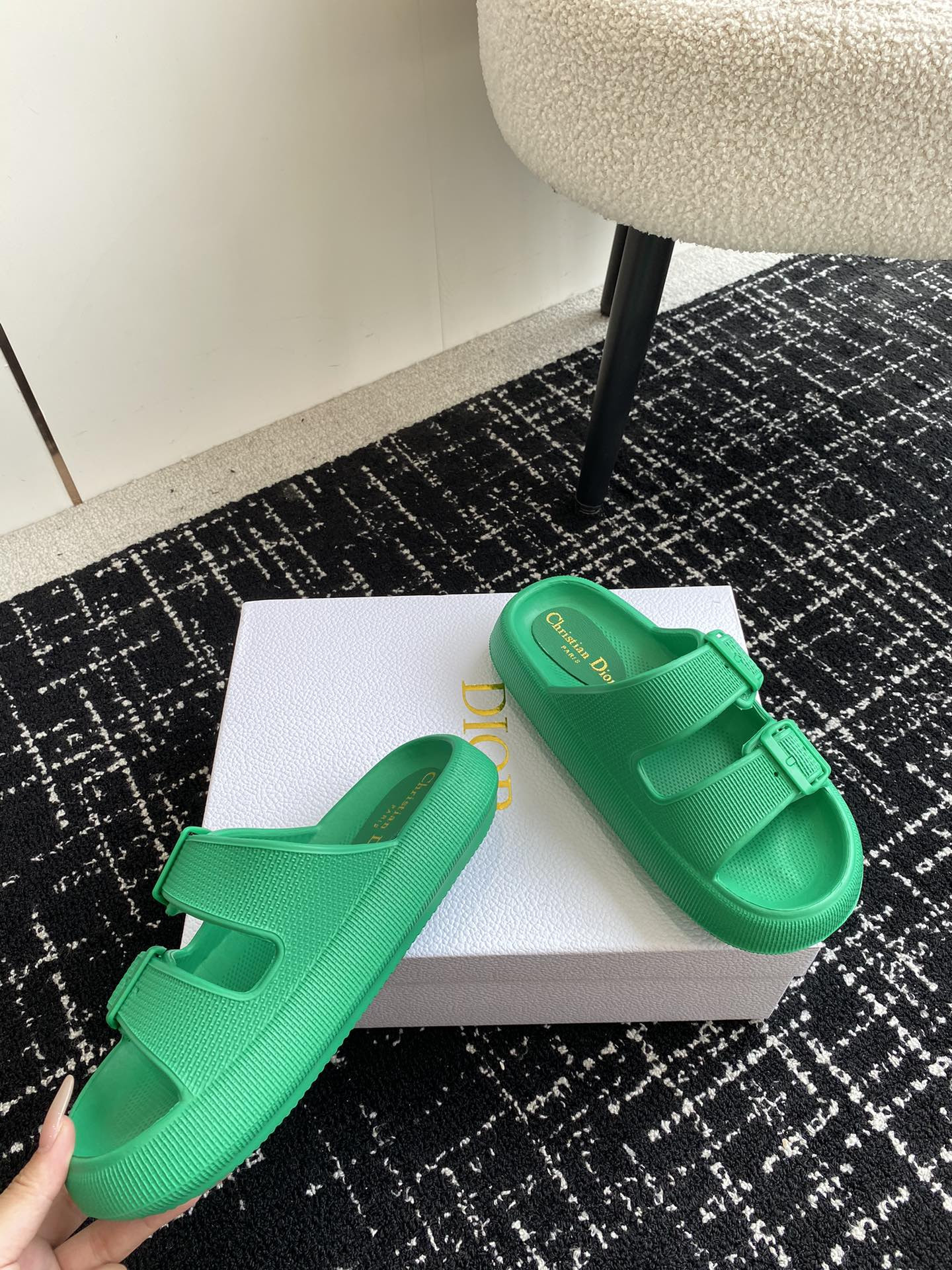 ua D*or slide