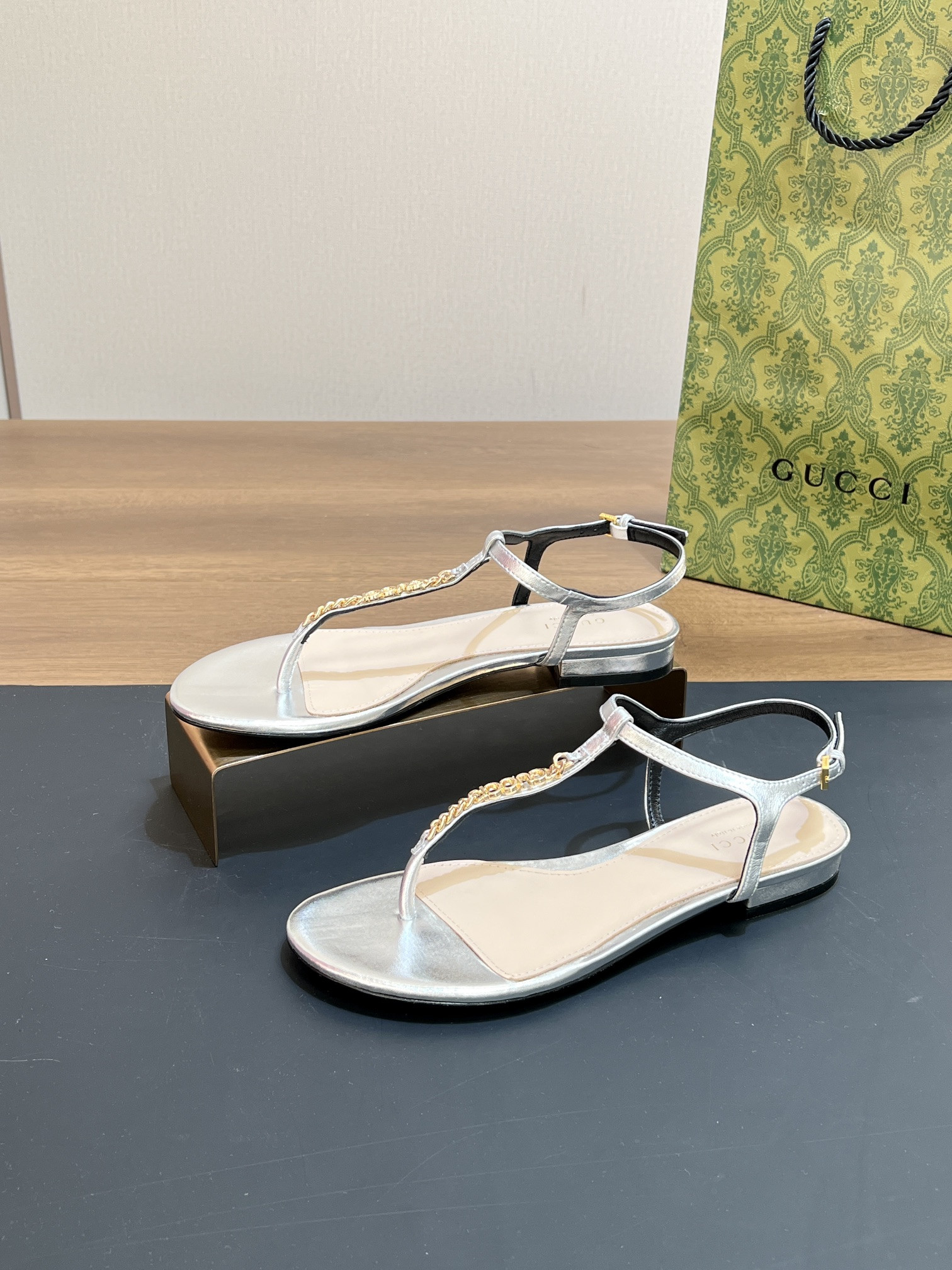 ua G*u*i signoria thong sandal