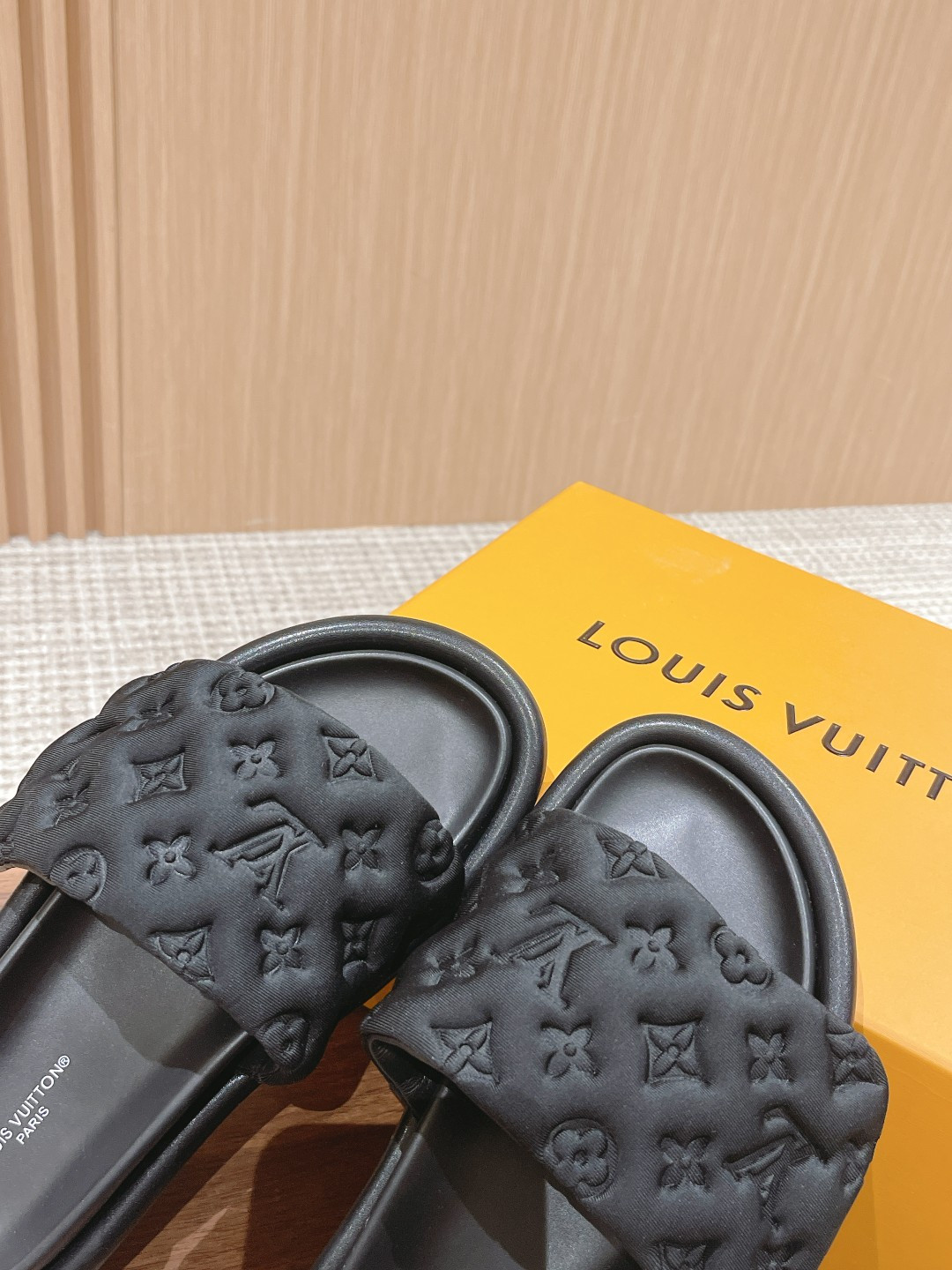 UA LV Pool Pillow Flat Comfort Mule