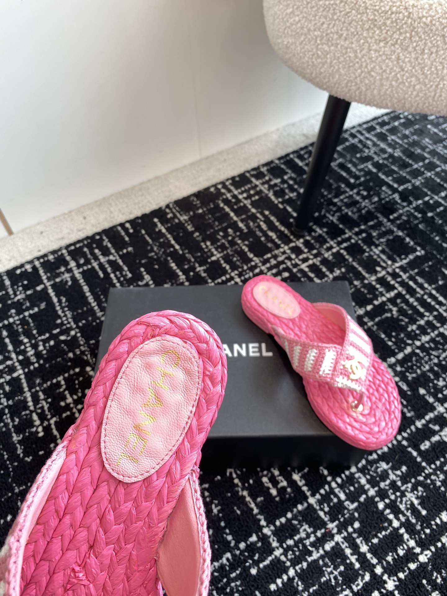 ua Ch*el thongs slides