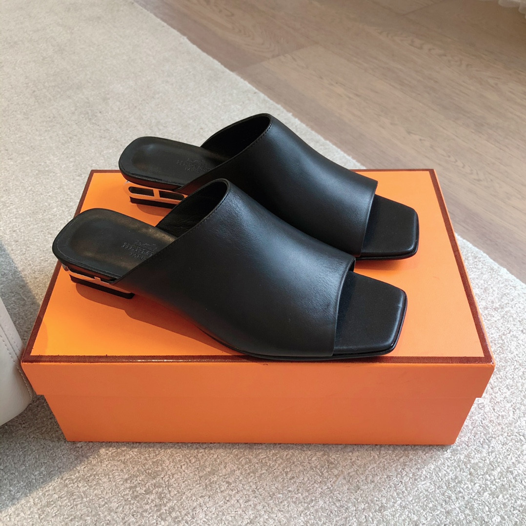 ua H**me5 sandal