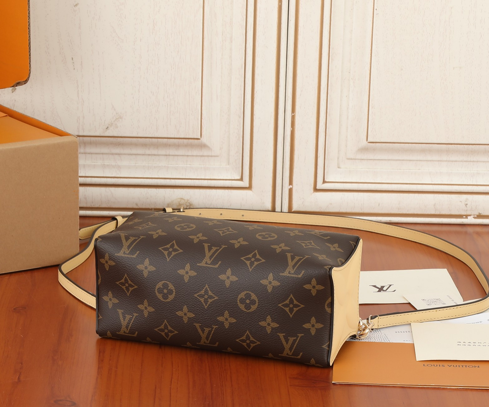 LV Bloom Pouch M11672 22.5x13x13CM