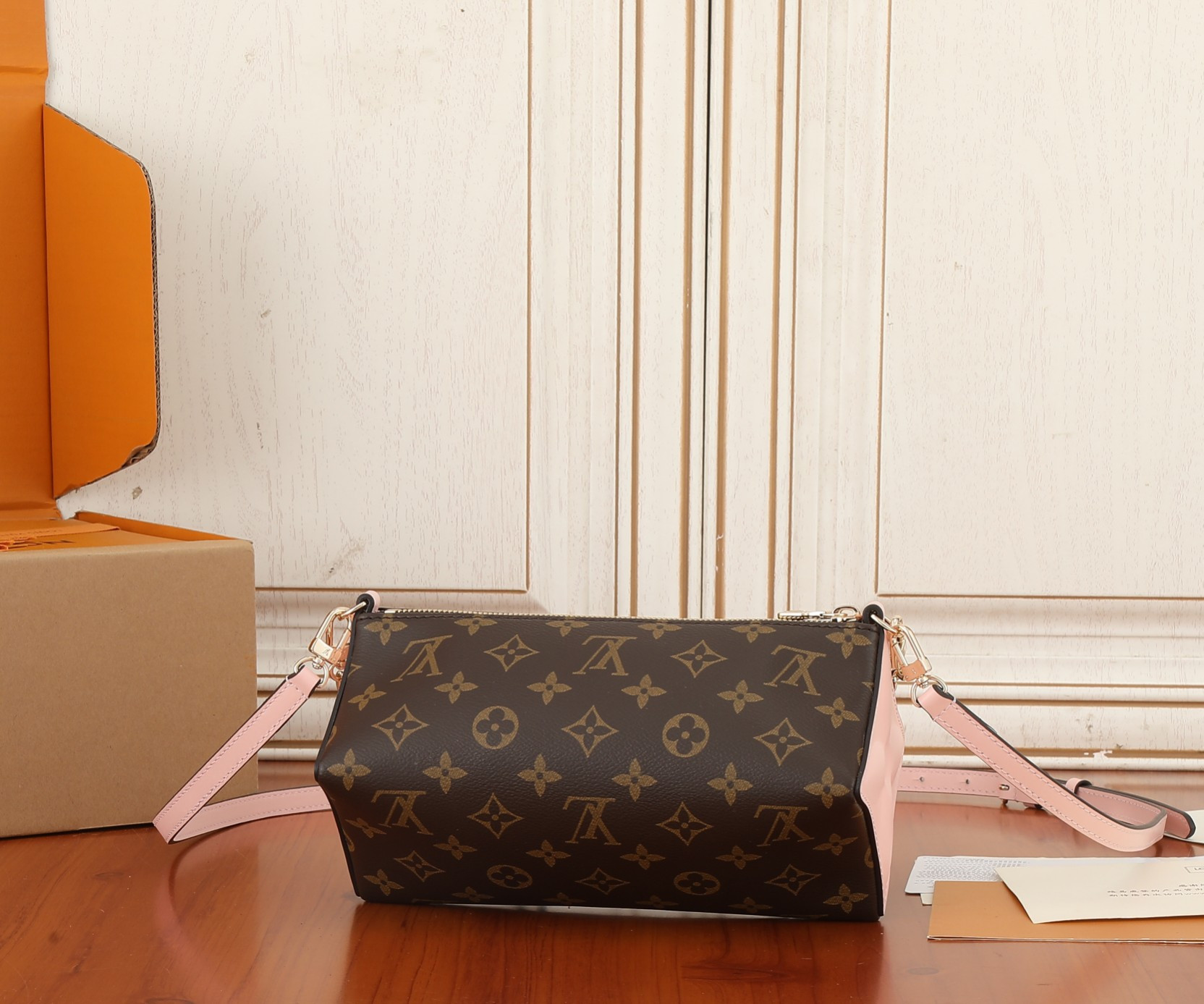 LV Bloom Pouch M11303 22.5x13x13CM