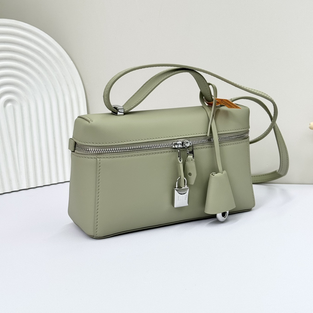 L**o p*ana extra pocket l19  smooth calfskin 11 x 19 x 6.5 cm