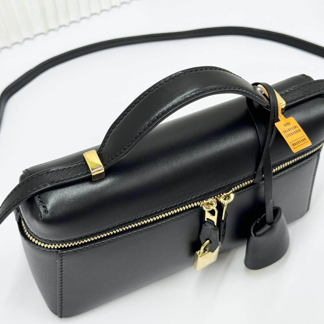 L**o p*ana extra pocket l19 smooth calfskin 11 x 19 x 6.5 cm