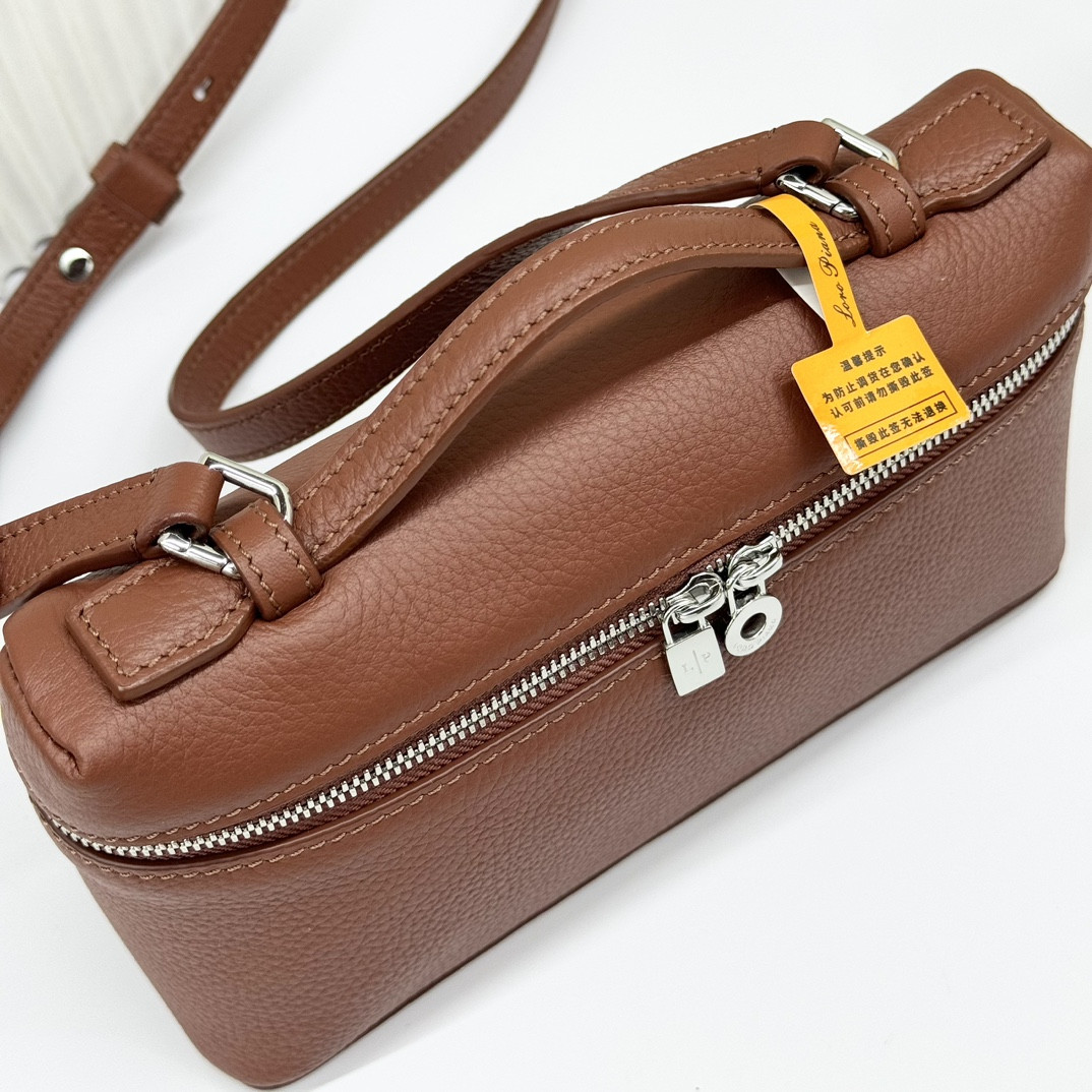 L**o p*ana extra pocket l19 grained calfskin 11 x 19 x 6.5 cm
