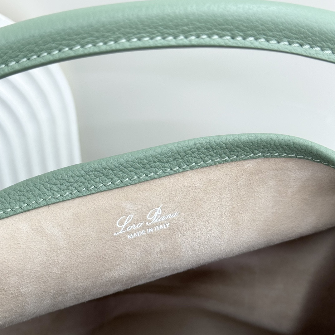 L**o p*ana large bale bag grained calfskin 24 x 20 x 27 cm
