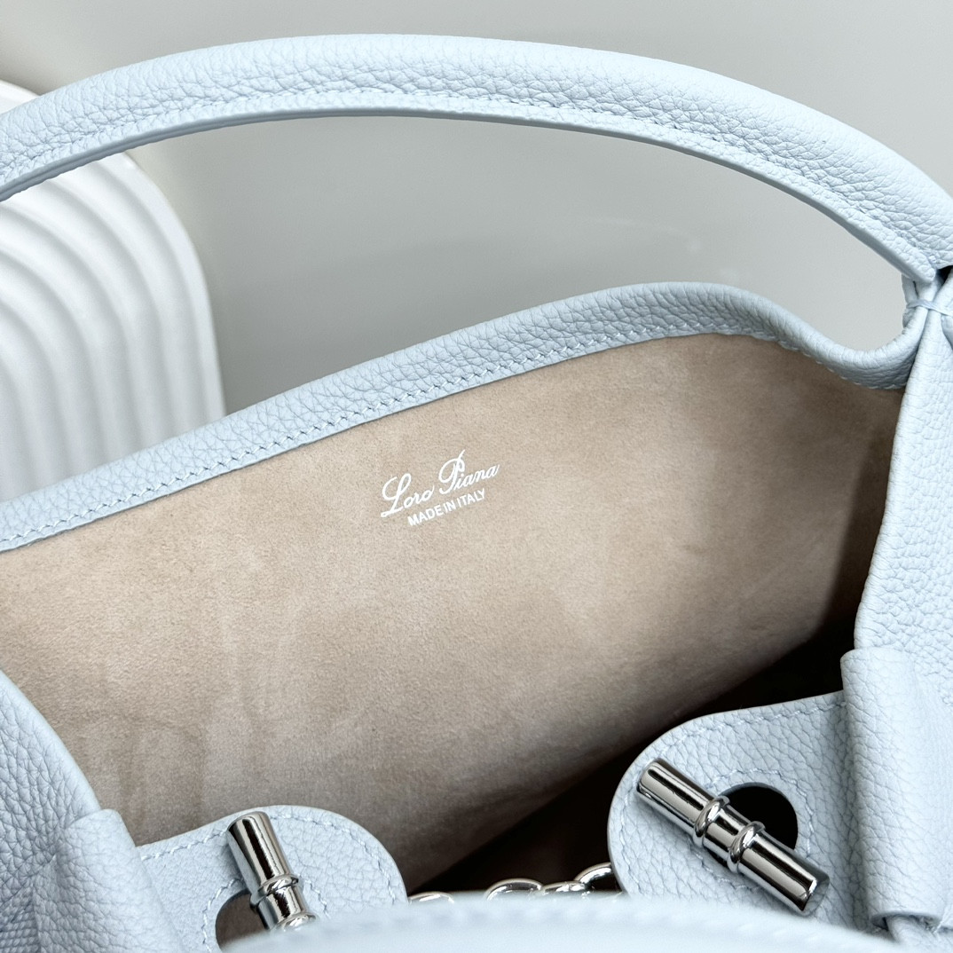 L**o p*ana large bale bag grained calfskin 24 x 20 x 27 cm