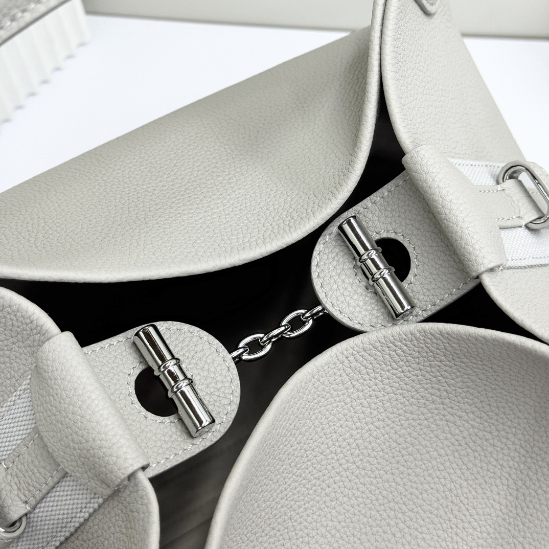 L**o p*ana large bale bag grained calfskin 24 x 20 x 27 cm
