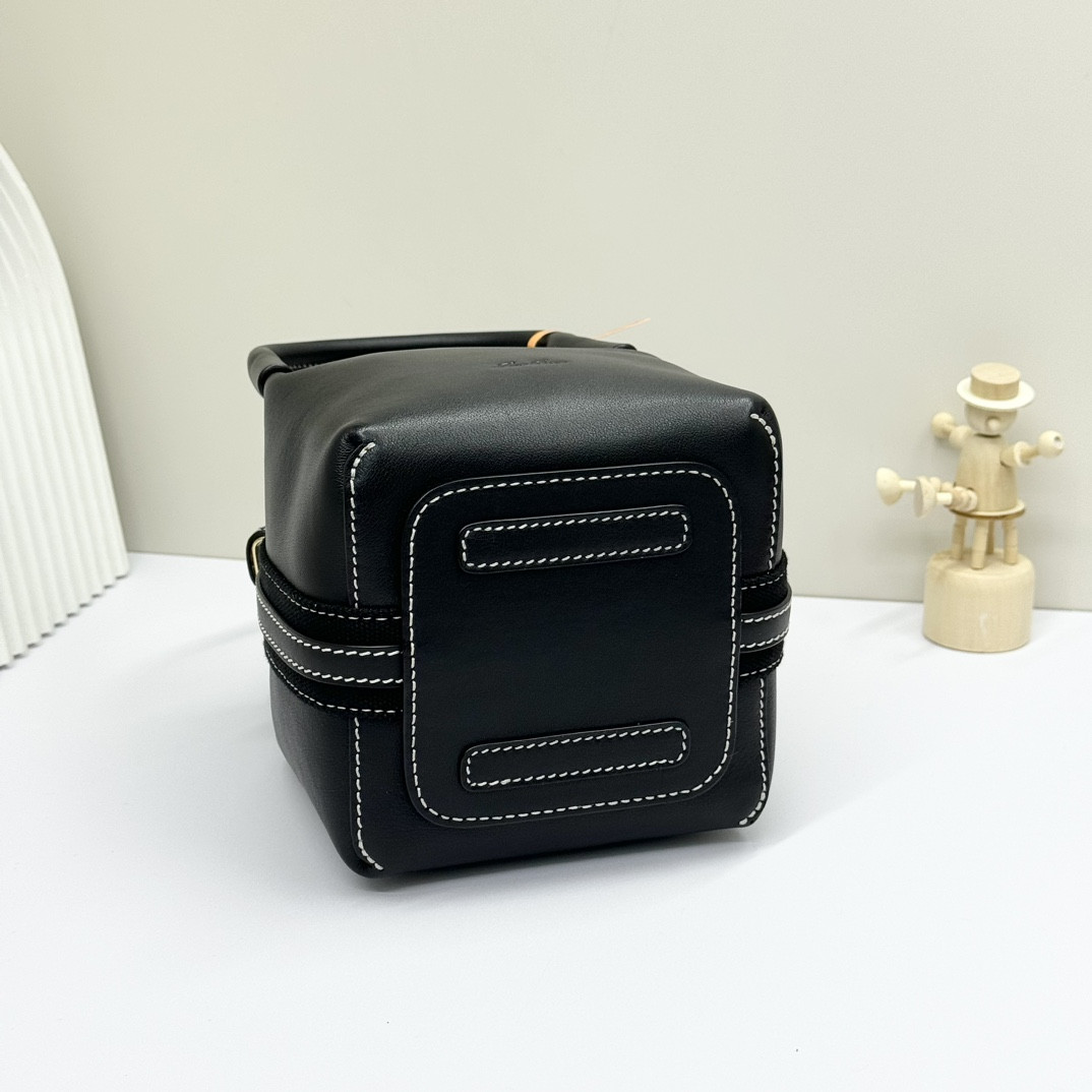 L**o p*ana micro bale bag smooth calfskin 23 x 16 x 14 cm