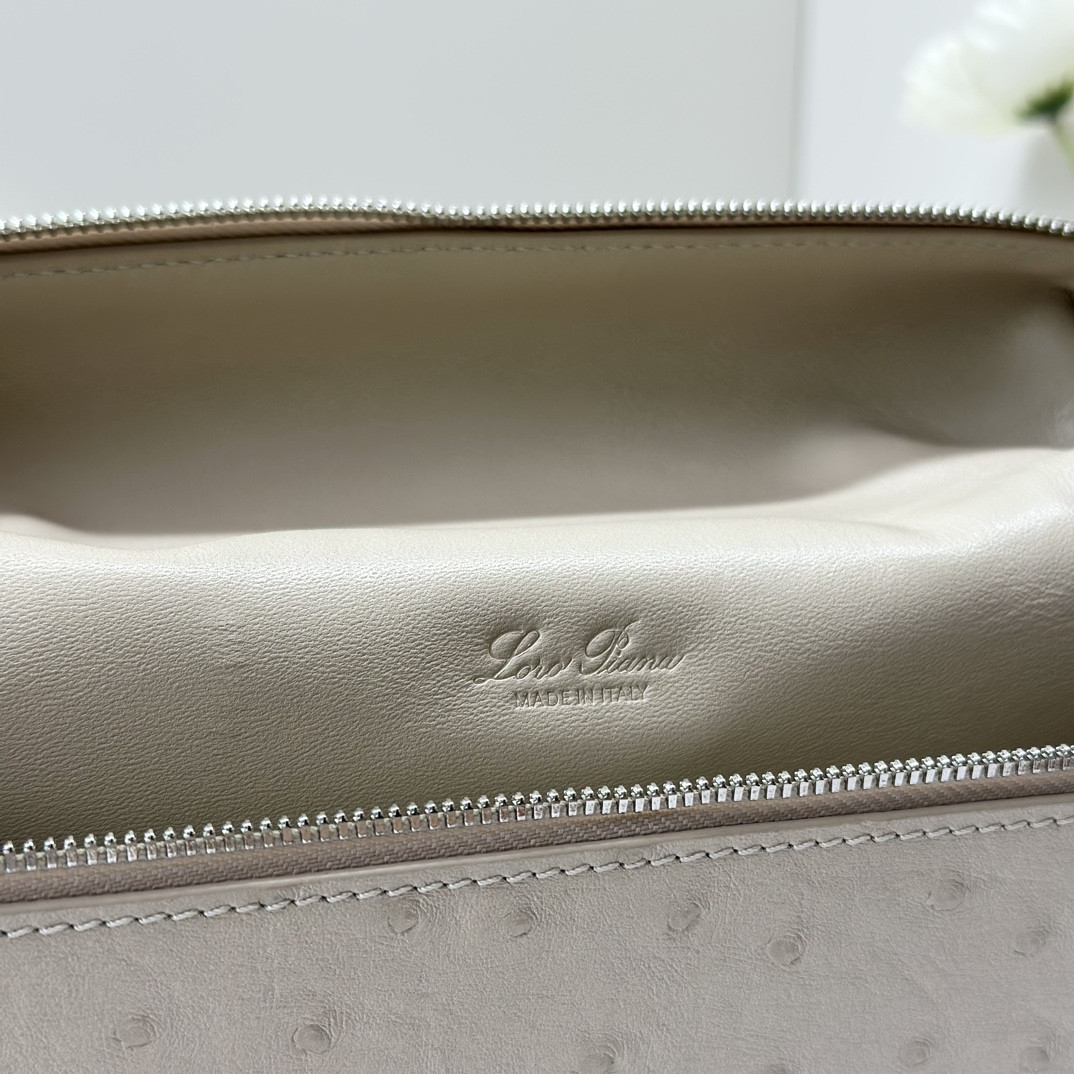 L**o p*ana extra pocket backpack l23.5 ostrich-grained leather 23 x 21 x 8 cm