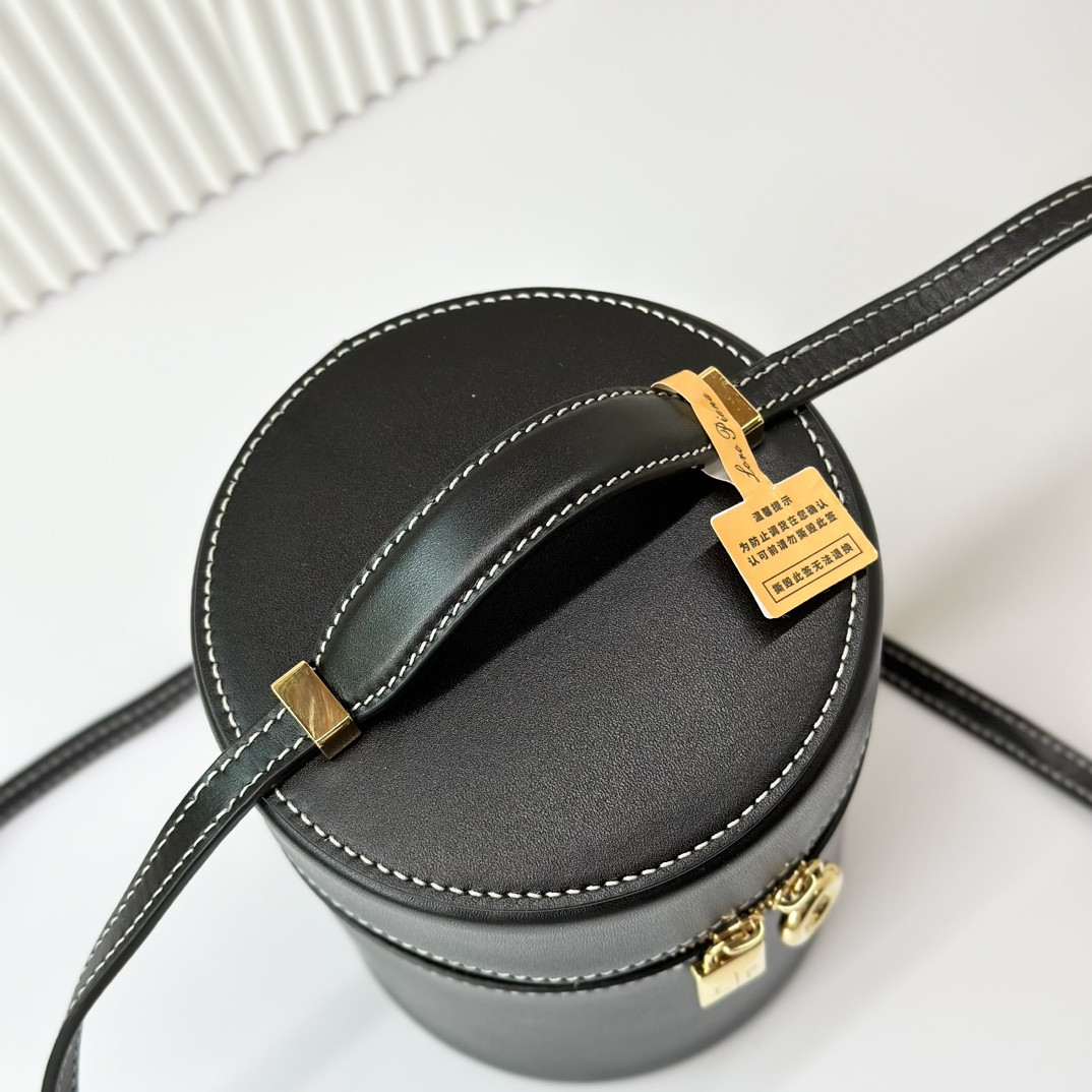 L**o p*ana extra case smooth calfskin 12 x16 x12cm