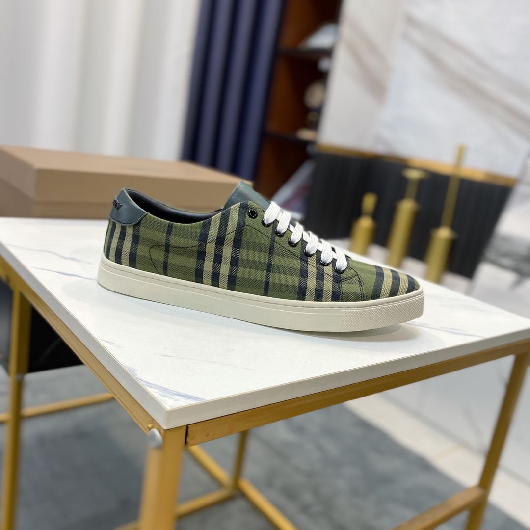 ua B**rry check and leather sneakers