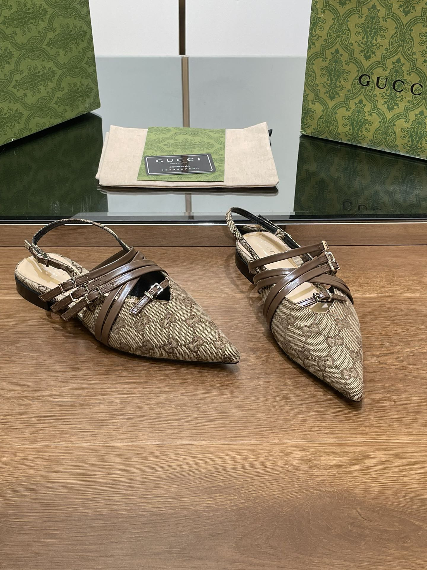 ua G*u*i strappy ballet flat