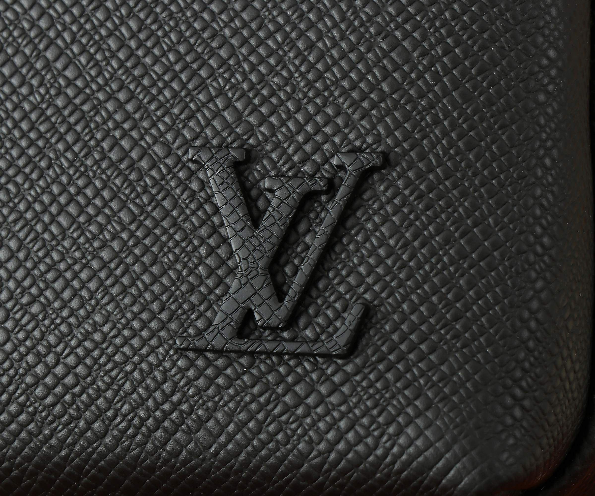 LV District  M11657 22.5x15.5x7.5CM