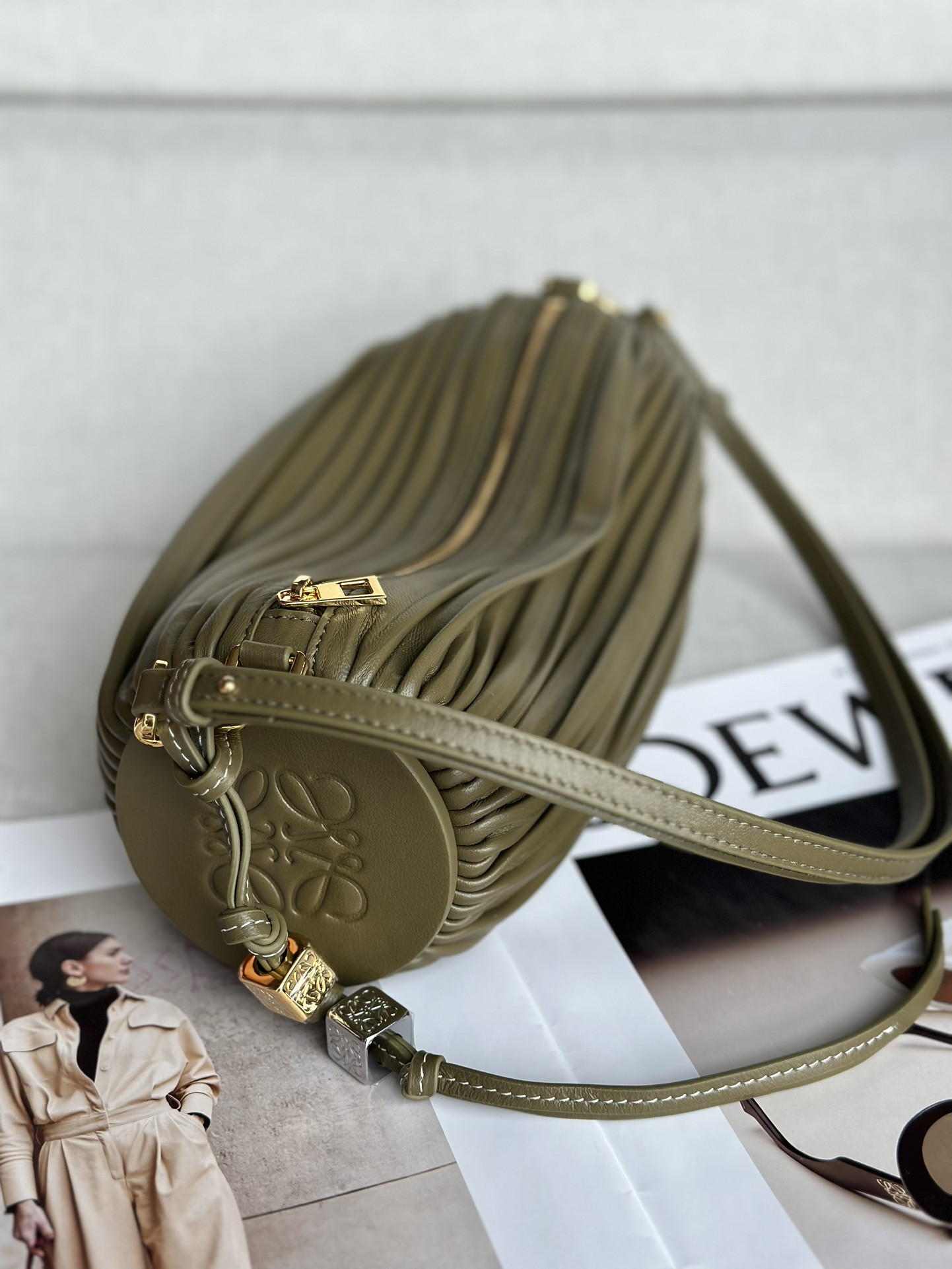 L0ew* bracelet pouch in pleated nappa 25x10x10cm