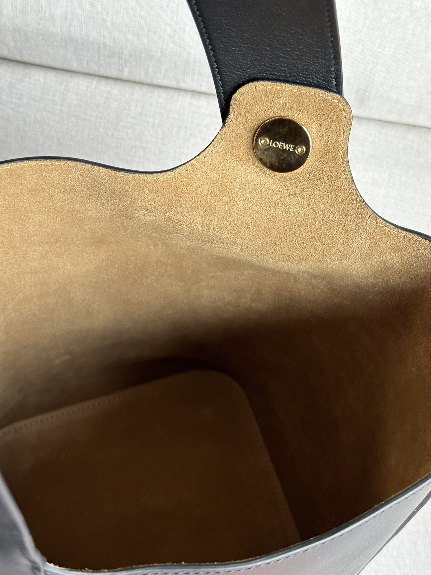 L0ew* medium pebble bucket in mellow calfskin 24.5x23.5x28cm