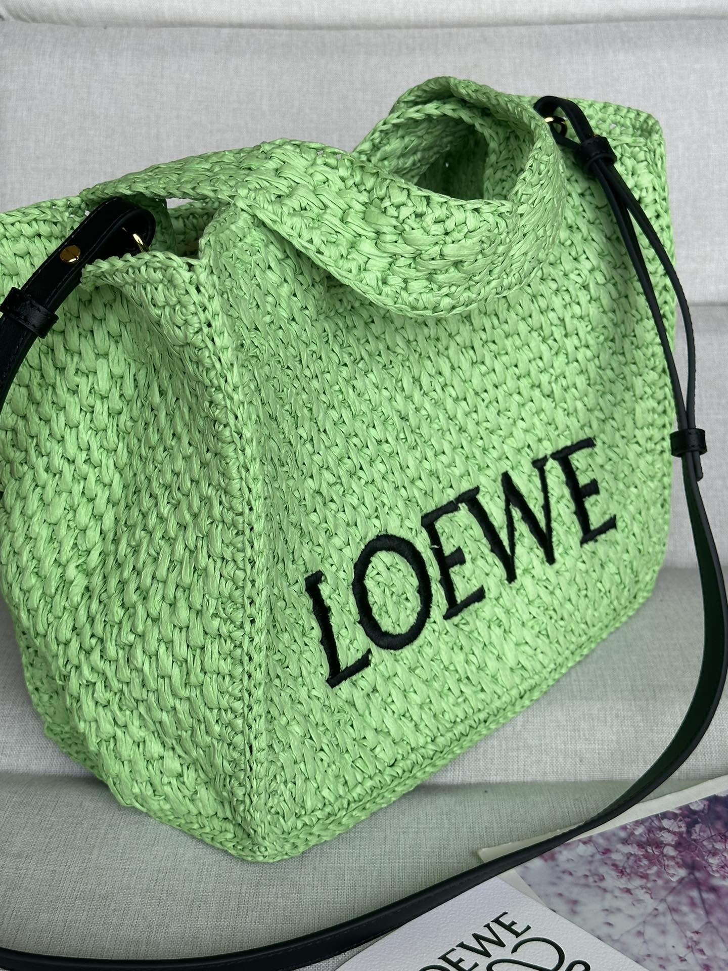 L0ew* font tote 30x25.5x15cm