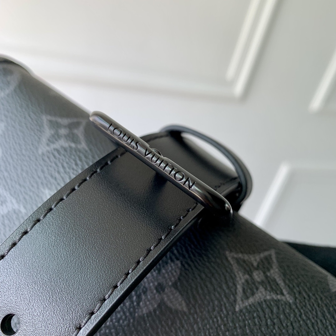 LV Bosphore Wearable Wallet M12599  12 x 7 x 19 cm